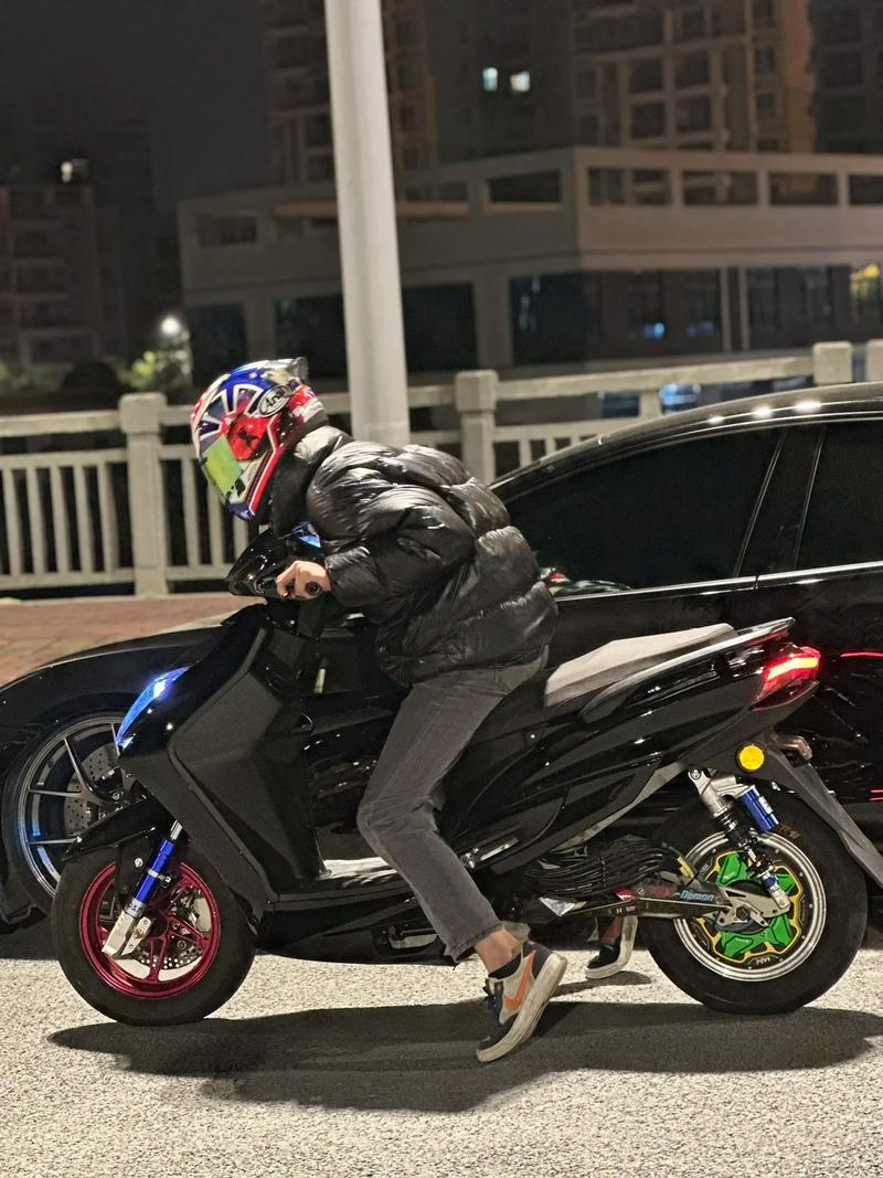 辽宁3名男孩偷走奔驰汽车开至燃油耗尽，现已抓获2名犯罪嫌疑人！