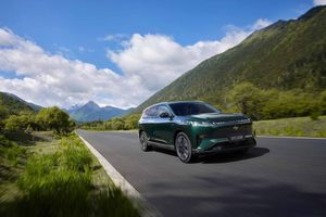 2026款东风奕派eπ008焕新，限时先享价17.36万起，加量不加价