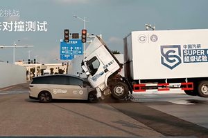 理想侵权！理想i8撞飞卡车，到底哪里不对劲儿？