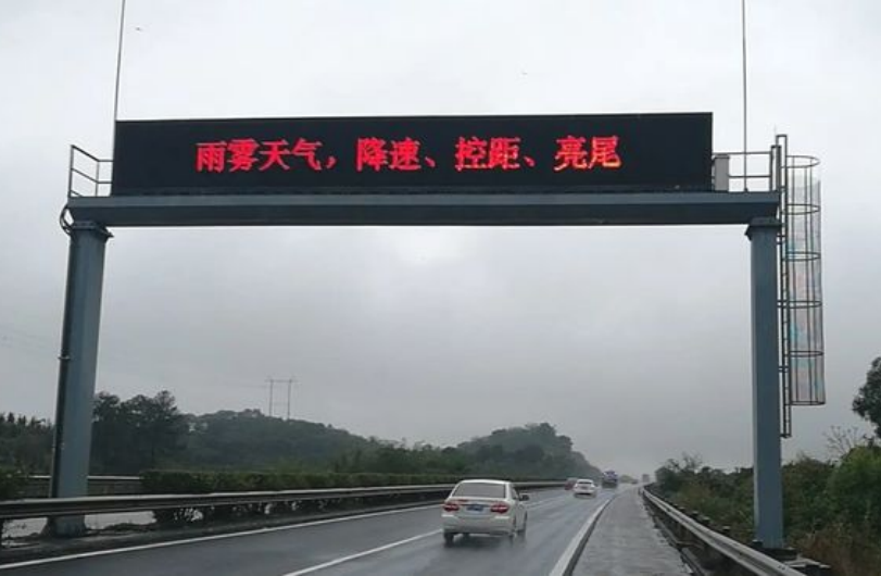 高速公路雨天行车须知：中大雨或雨雾混合天气限速需低于60公里