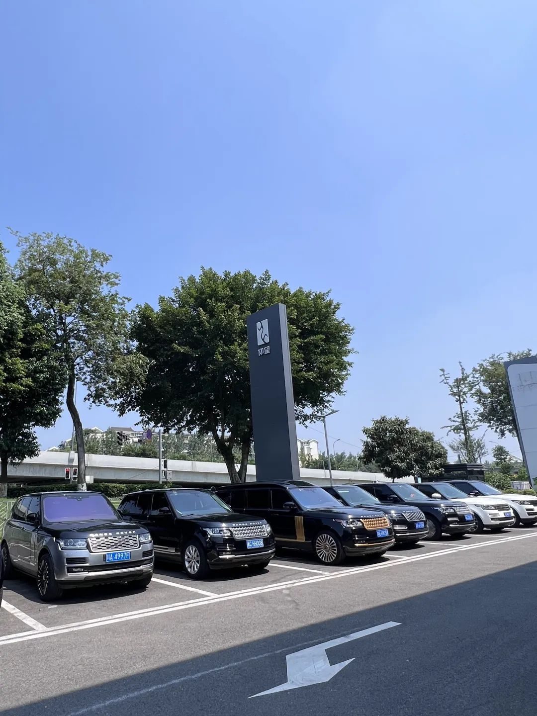 仰望U8L公布预售价后，店里停满了揽胜