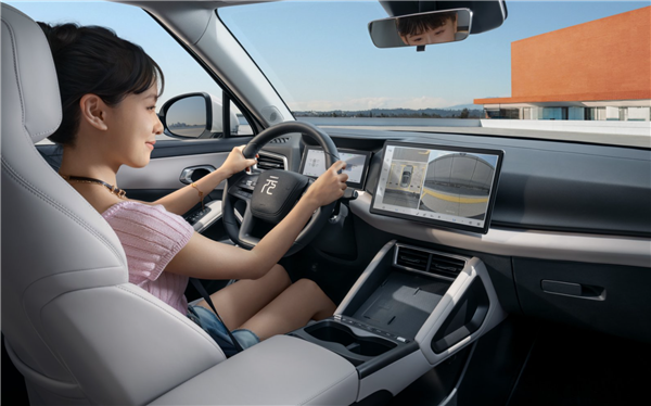 年轻人第一台小型纯电SUV！ 比亚迪元UP 301km领航型西安上市：7.48万元