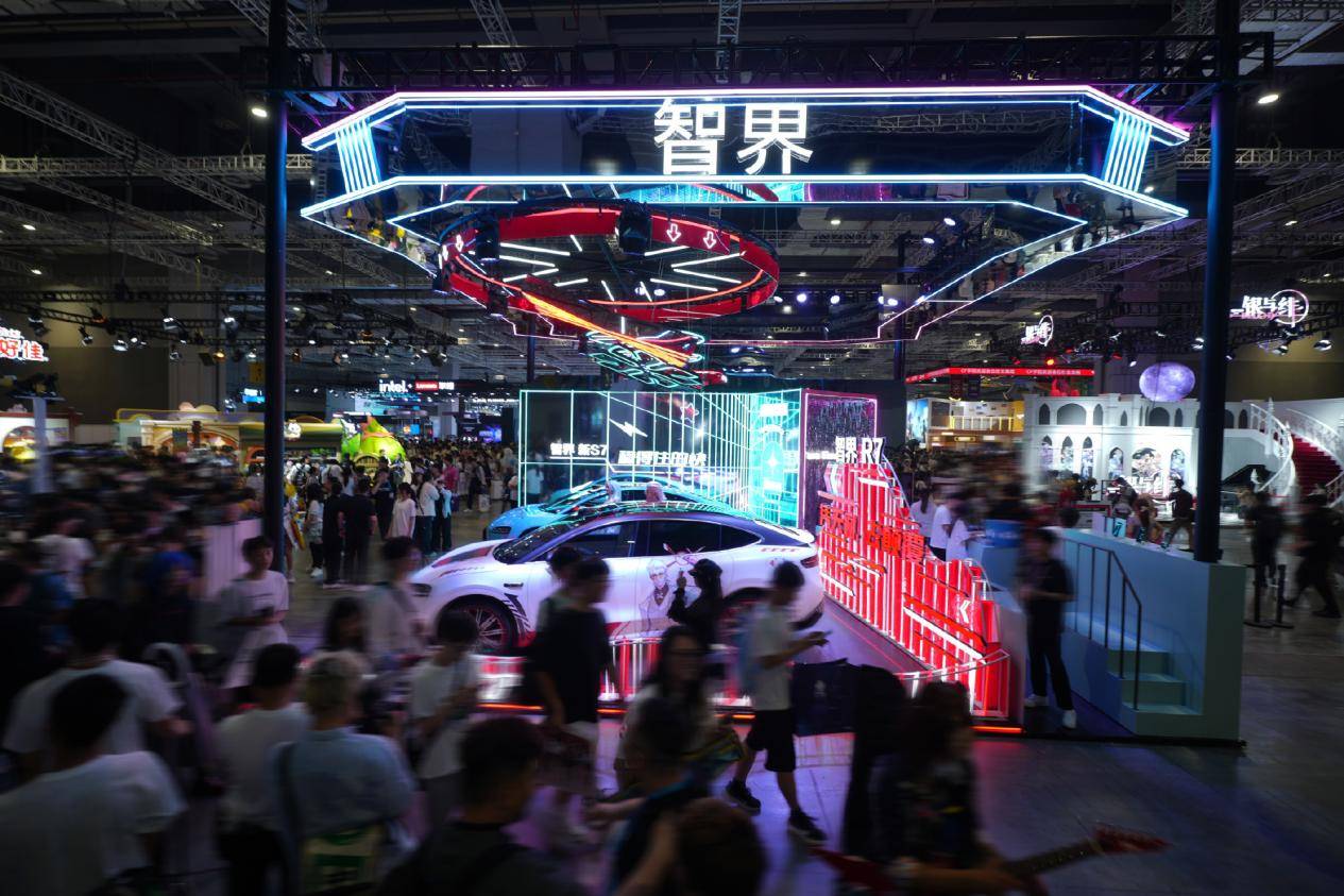 华为发力，智界独立后交出第一份答卷，新车8小时订单破2万