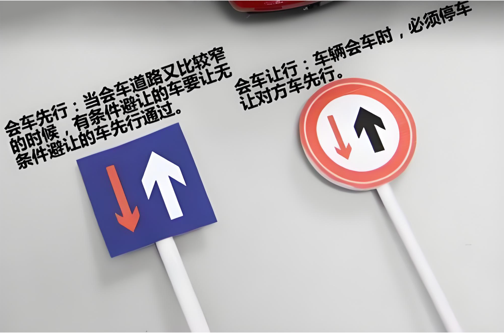 无接触交通事故案例：女子单手骑电动车摔倒，汽车司机被定为次责