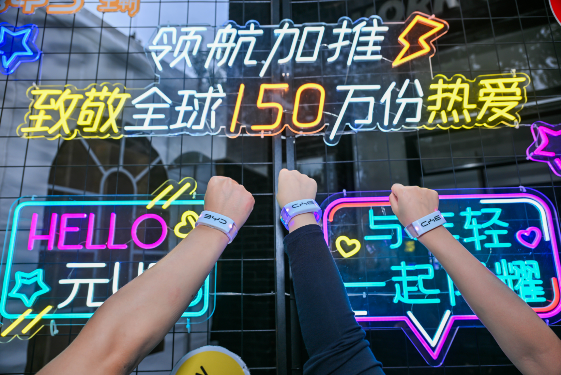 年轻人第一台小型纯电SUV！ 比亚迪元UP 301km领航型西安上市：7.48万元