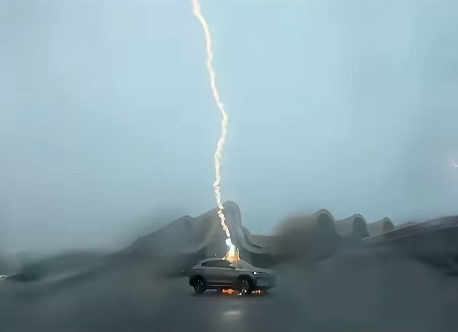 被雷击的宋PLUS EV车况首次曝光！连扛三道闪电，车主安然无恙