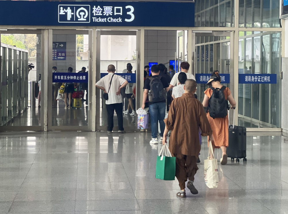 重要案例：老人逆行被行李箱绊倒身亡，家属索赔顺行者60万被驳回