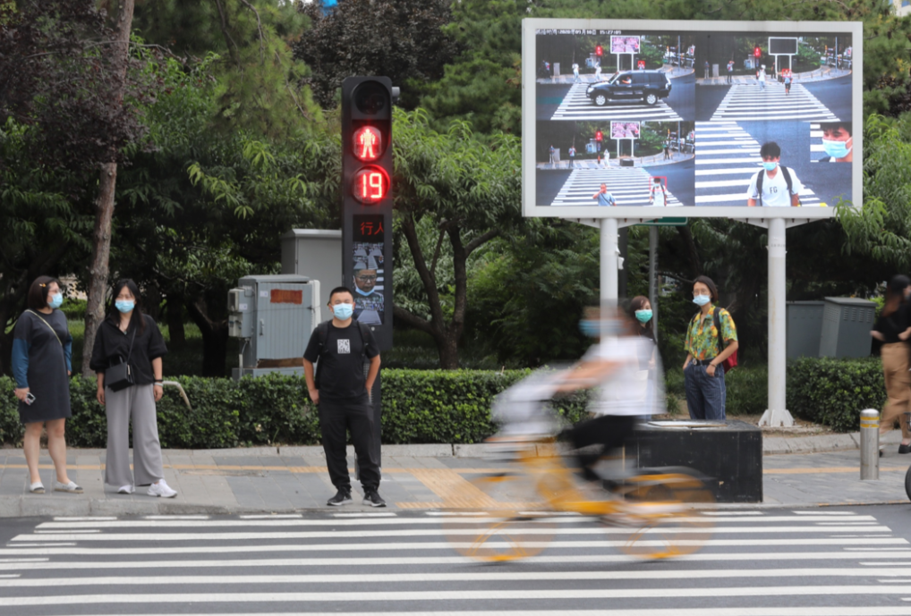 沈阳警方通报一起车辆撞人事件：佟某某涉嫌故意伤害罪，已刑拘
