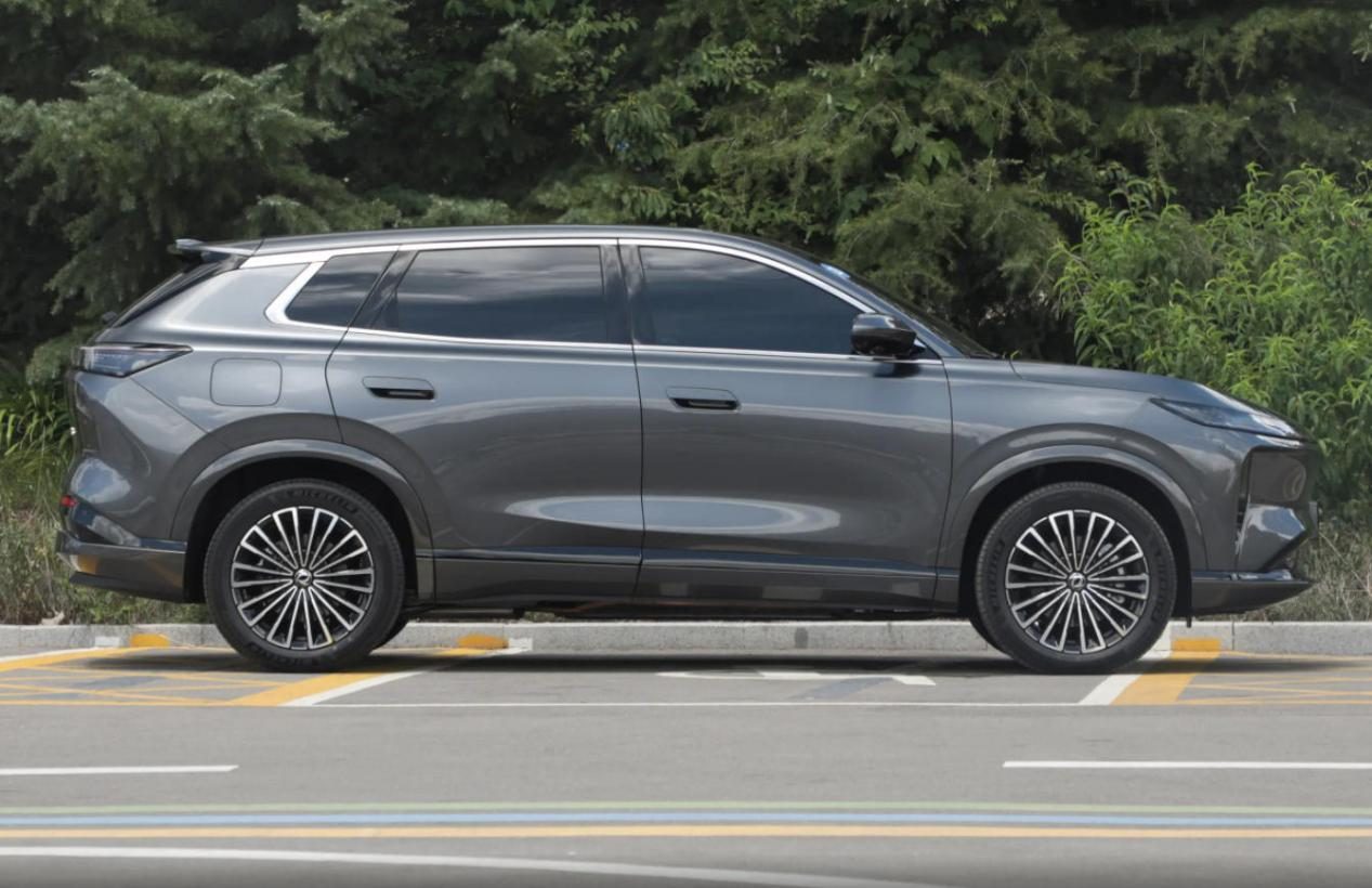 东风风神L8，标配3C快充的插混SUV，12万也有彩电冰箱？
