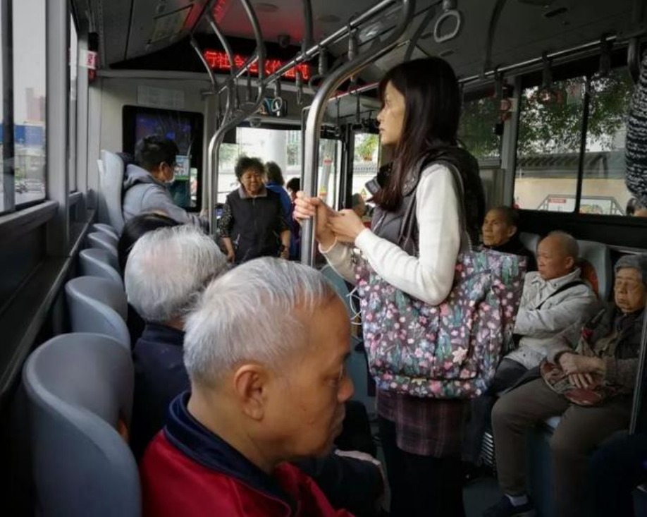 吉林一地早中晚高峰禁止老年人免费乘车？方案已被取消，网友展开热议