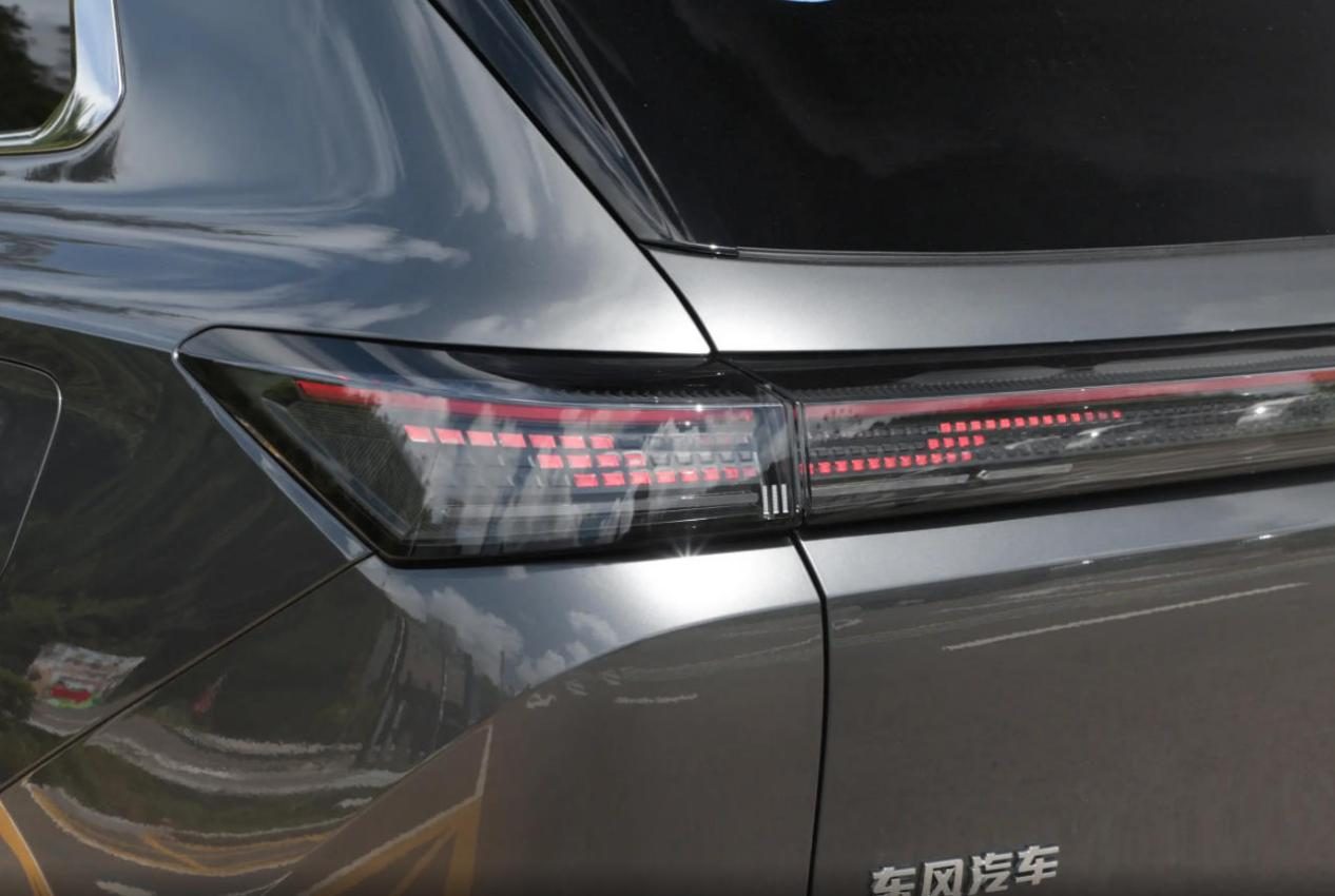 东风风神L8，标配3C快充的插混SUV，12万也有彩电冰箱？