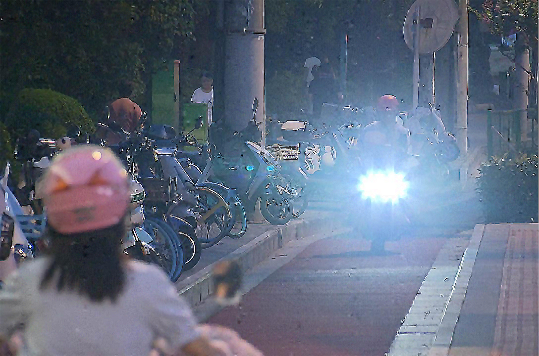 为何电动自行车灯光普遍刺眼，难道司机们不知道会车开近光吗？