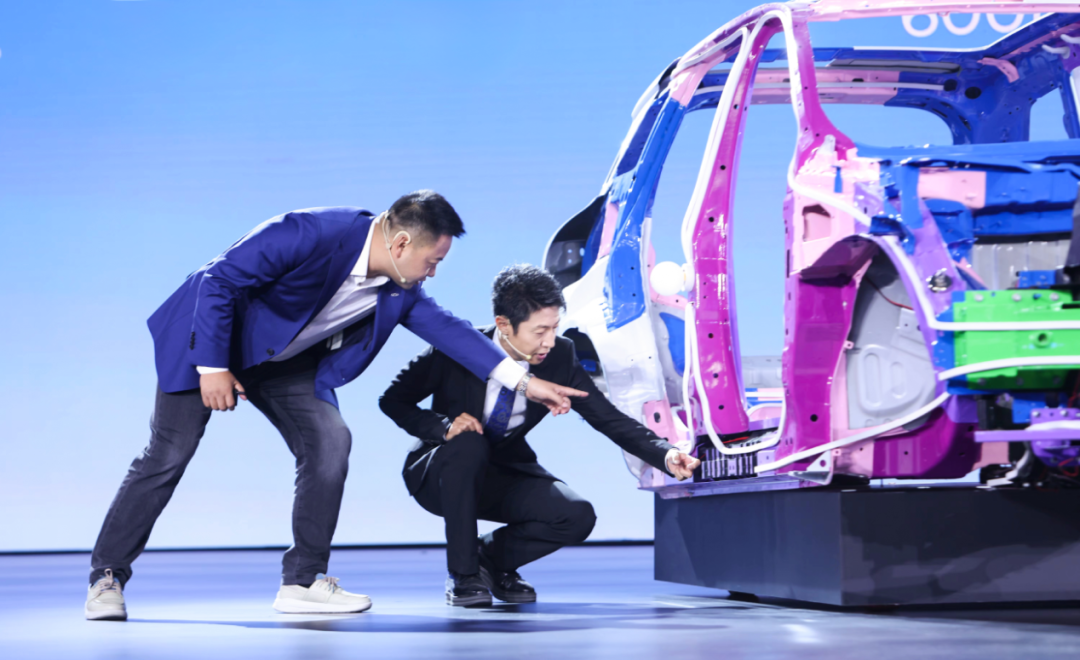 “撞飞卡车”只会是笑话，这样的山崖翻坠才能力证“良心SUV”