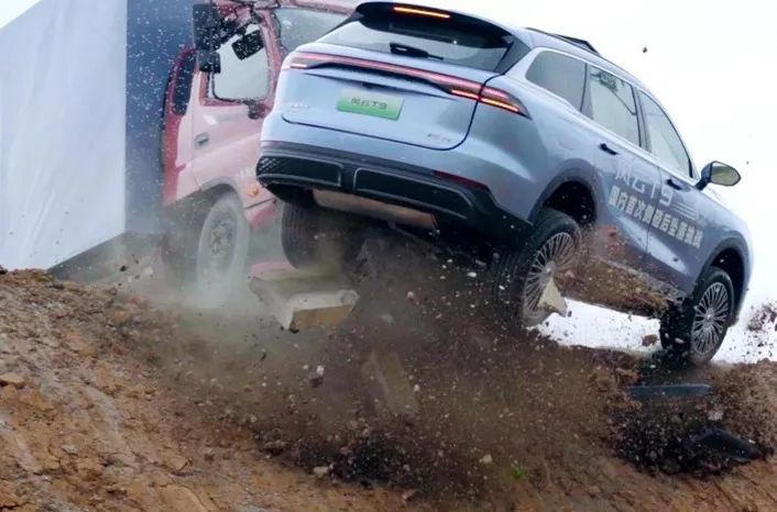 “撞飞卡车”只会是笑话，这样的山崖翻坠才能力证“良心SUV”