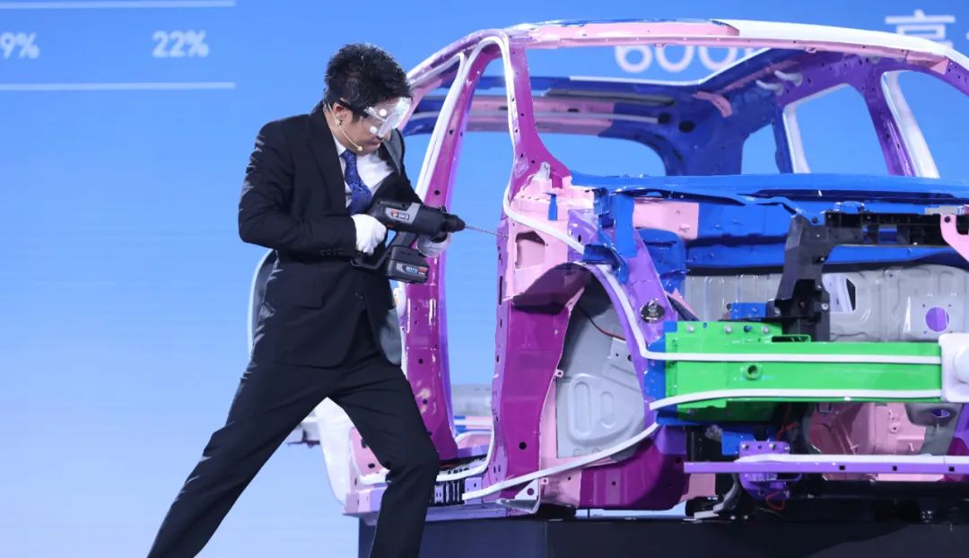 “撞飞卡车”只会是笑话，这样的山崖翻坠才能力证“良心SUV”