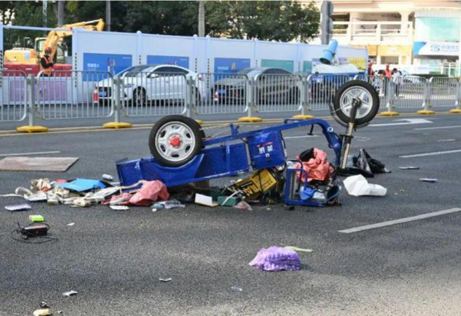 老人偷买电动三轮车、在家试驾撞塌围墙，背后是对道路安全的思考