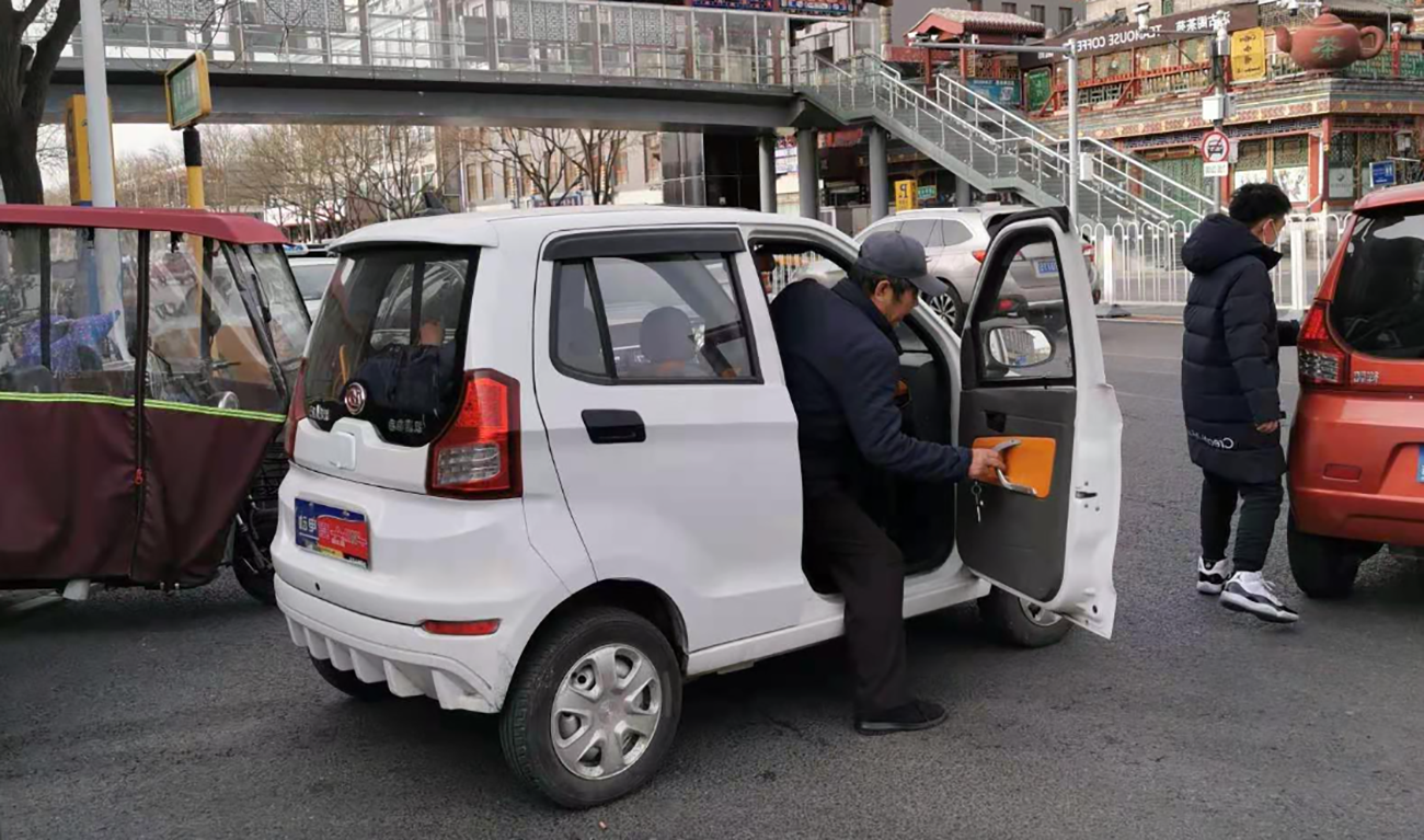 老人偷买电动三轮车、在家试驾撞塌围墙，背后是对道路安全的思考