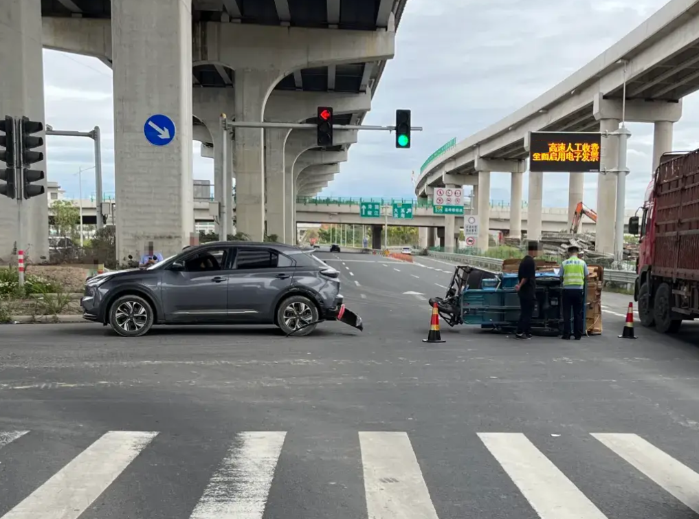 老人偷买电动三轮车、在家试驾撞塌围墙，背后是对道路安全的思考