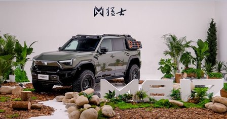 “豪华智能越野SUV”猛士M817正式上市 售价31.99万元起