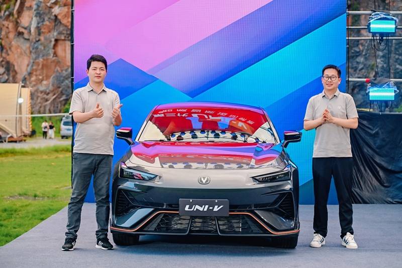 年轻潮跑自带浪漫引力 长安第三代UNI-V 9.79万起售