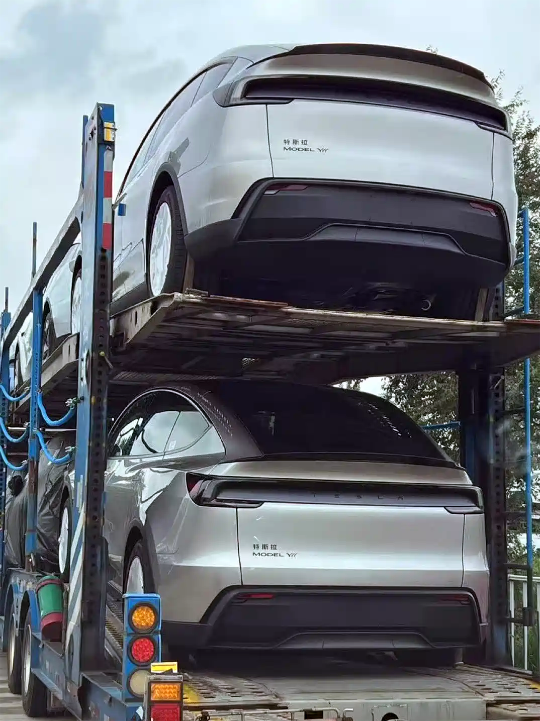 特斯拉Model Y L实车曝光：尺寸确认，六座版驾乘空间应当不会小