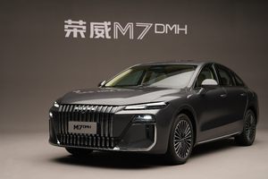 横评超越比亚迪汉，荣威M7 DMH站上15万级智舱第一梯队