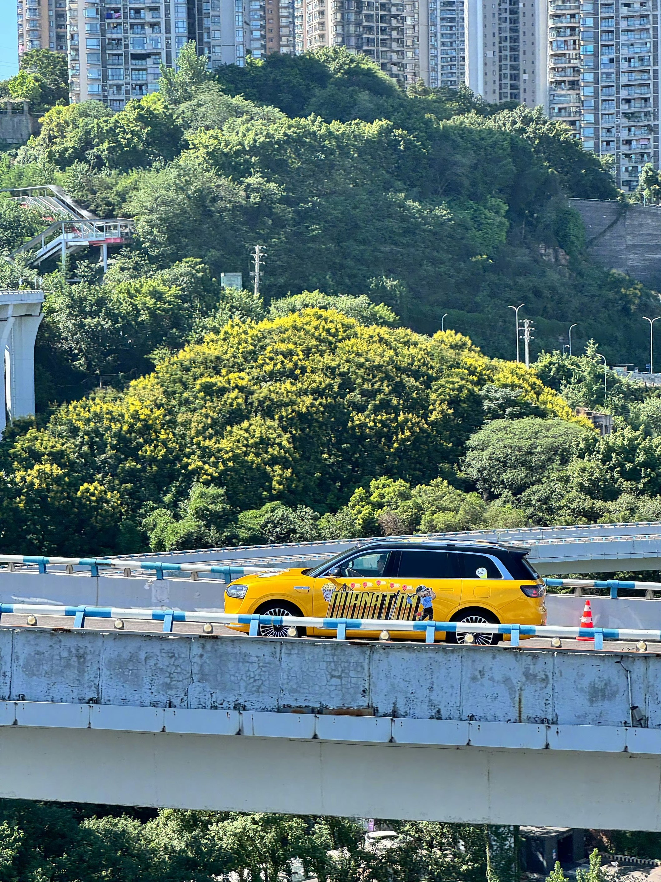 科技与热爱共赴山城，问界M9化身“库里战车”千里追星