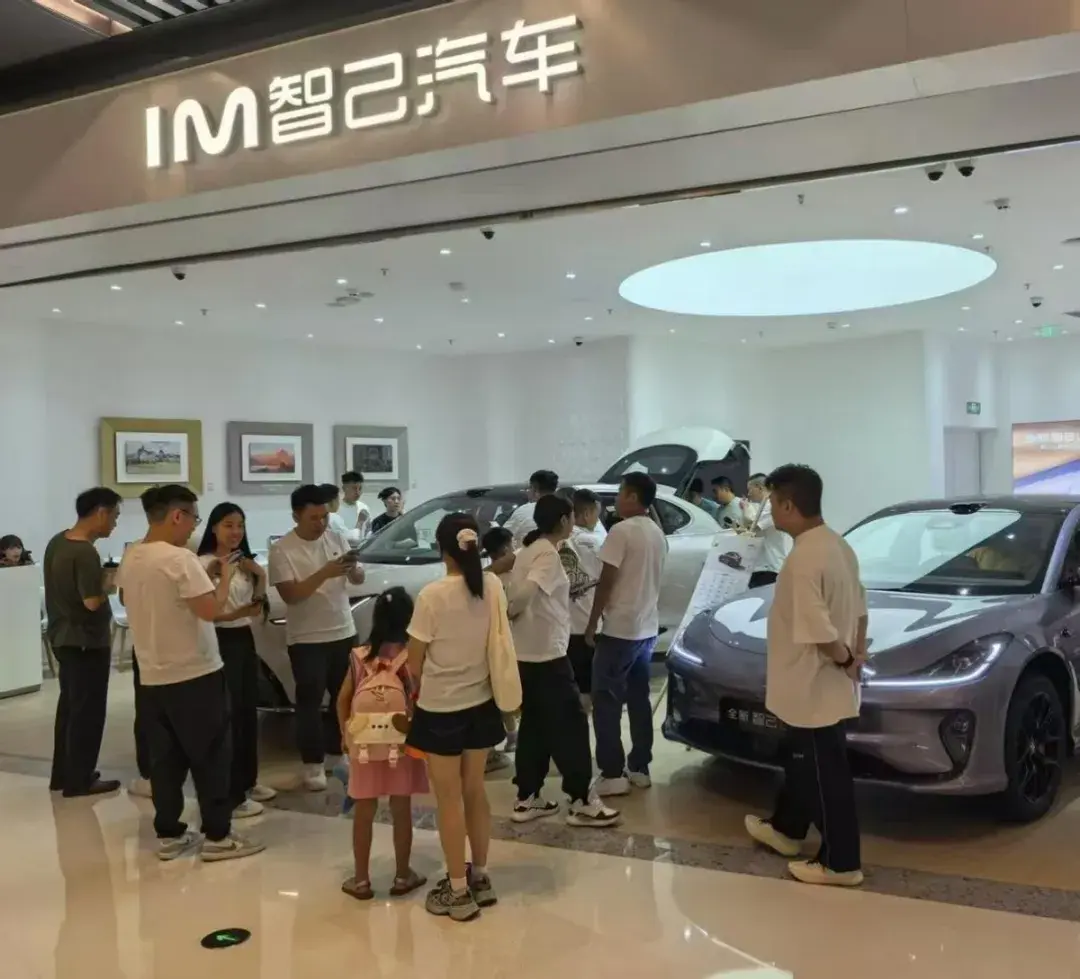 半小时订单破万，全国门店挤爆！新一代智己LS6凭什么这么火？