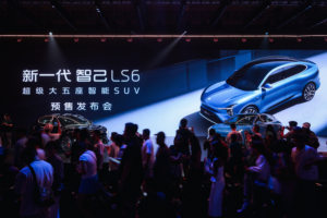 半小时订单破万，全国门店挤爆！新一代智己LS6凭什么这么火？