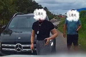 当地通报奔驰车亮证女会车时逼迫男子让路事件，窄路要如何会车？