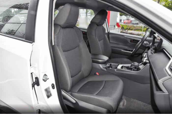 丰田RAV4荣放一口价12.48万起，配2.0L+CVT变速箱，家用怎么样？
