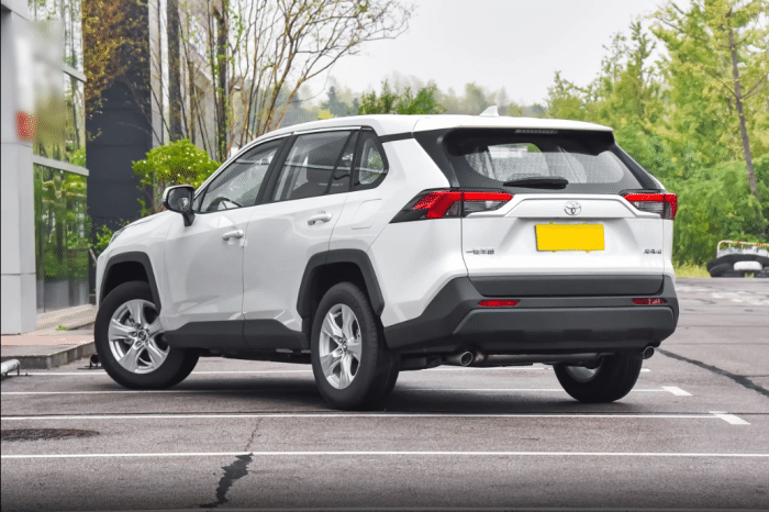 丰田RAV4荣放一口价12.48万起，配2.0L+CVT变速箱，家用怎么样？