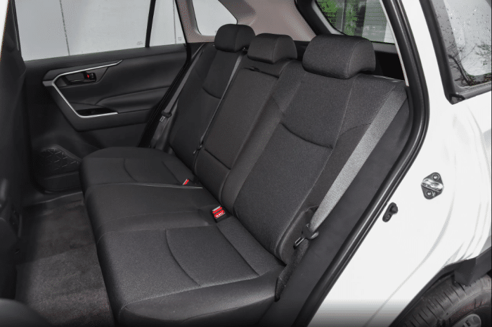 丰田RAV4荣放一口价12.48万起，配2.0L+CVT变速箱，家用怎么样？