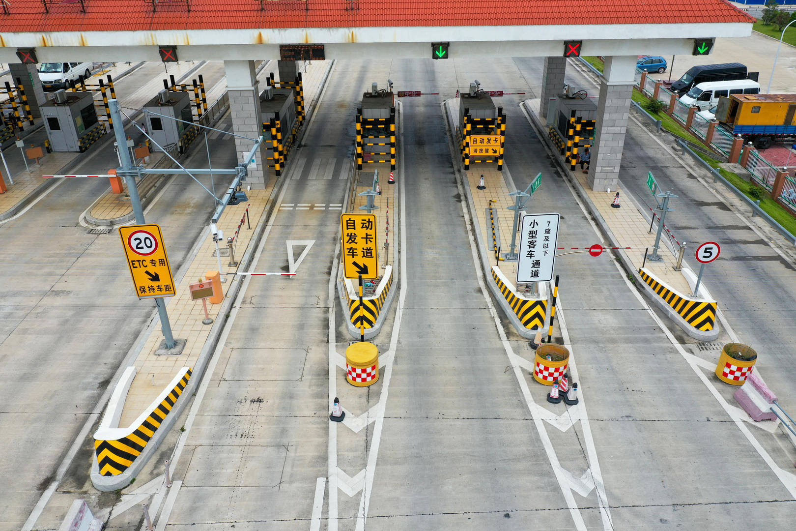 “养路费”谣传四起、收费公路遭遇曲解，燃油车主的压力尚未缓解
