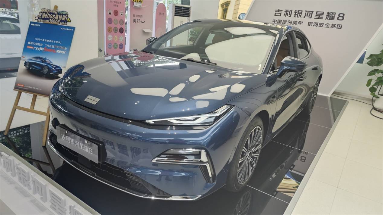 独立试驾吉利银河星耀8：12万能买到什么样的大轿车？