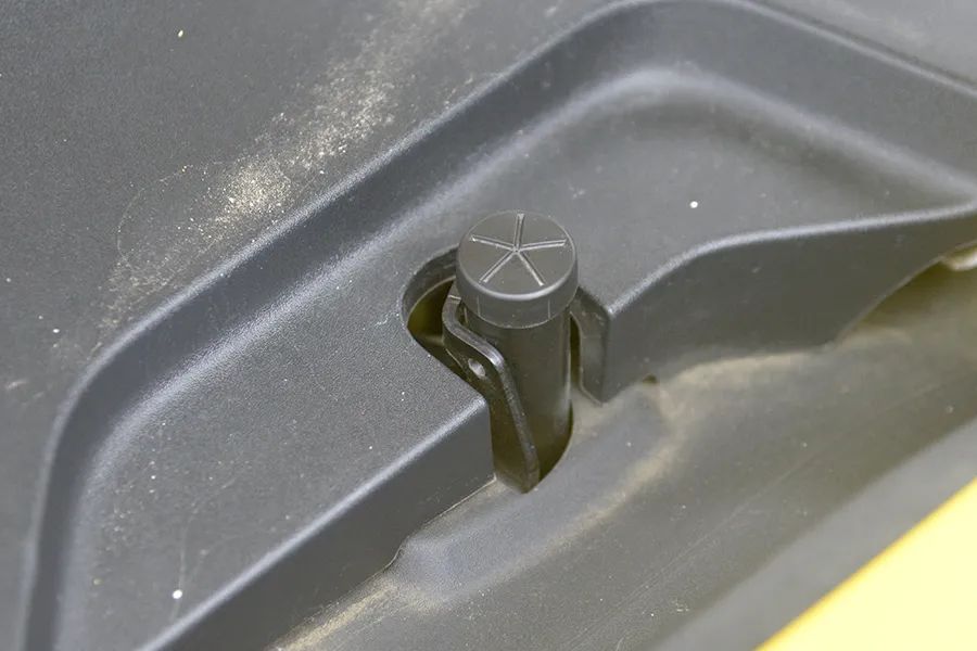 小米SU7 Ultra拆车：没用更多铝合金，想减重花钱选碳纤维！