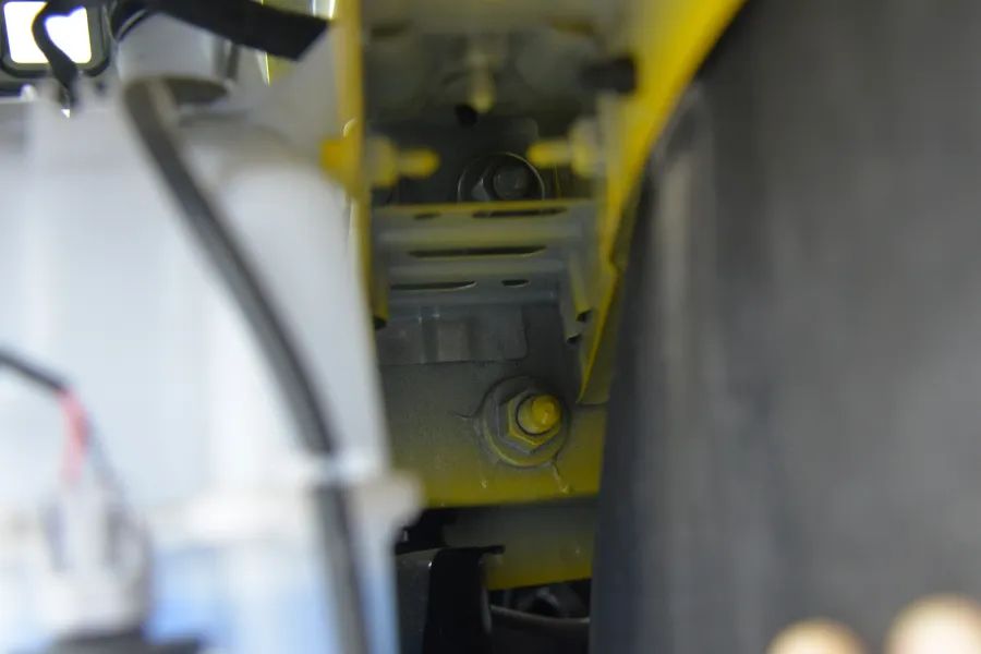 小米SU7 Ultra拆车：没用更多铝合金，想减重花钱选碳纤维！