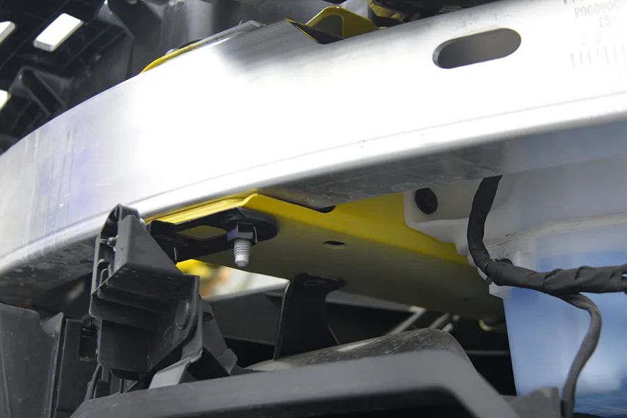 小米SU7 Ultra拆车：没用更多铝合金，想减重花钱选碳纤维！