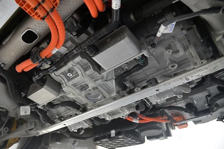 小米SU7 Ultra拆车：国产顶尖堆料！为什么性能稍逊特斯拉？