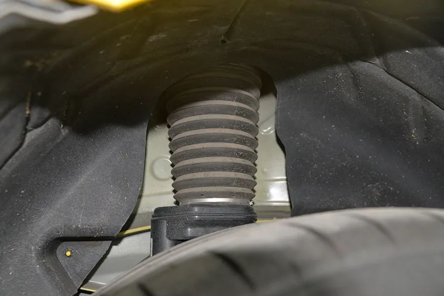 小米SU7 Ultra拆车：国产顶尖堆料！为什么性能稍逊特斯拉？