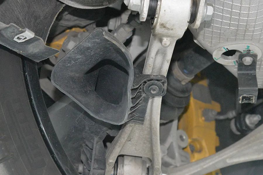 小米SU7 Ultra拆车：国产顶尖堆料！为什么性能稍逊特斯拉？