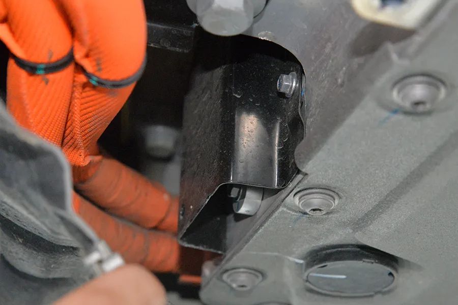 小米SU7 Ultra拆车：国产顶尖堆料！为什么性能稍逊特斯拉？