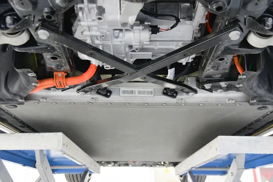 小米SU7 Ultra拆车：国产顶尖堆料！为什么性能稍逊特斯拉？