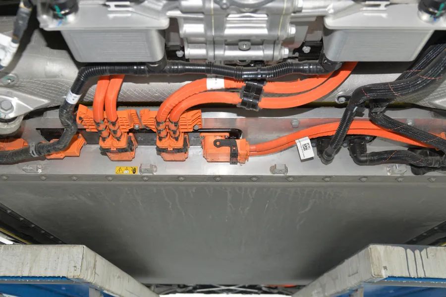 小米SU7 Ultra拆车：国产顶尖堆料！为什么性能稍逊特斯拉？