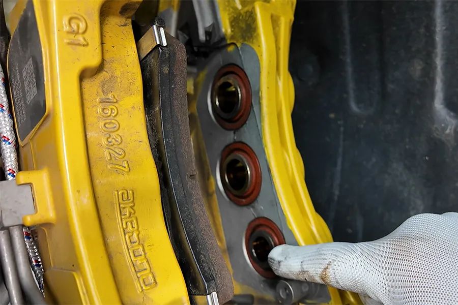 小米SU7 Ultra拆车：国产顶尖堆料！为什么性能稍逊特斯拉？