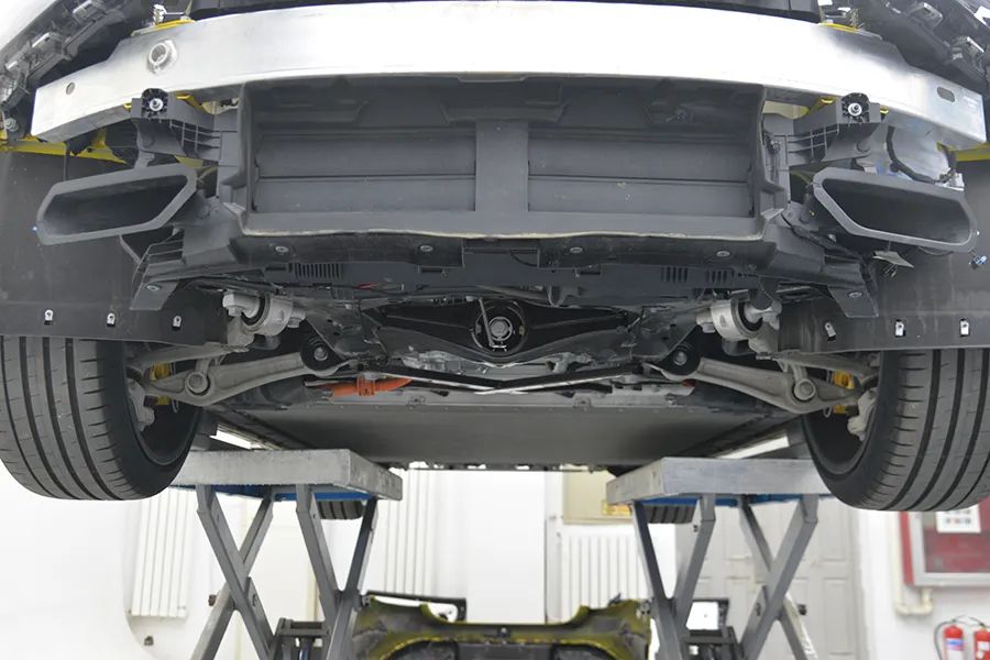 小米SU7 Ultra拆车：国产顶尖堆料！为什么性能稍逊特斯拉？