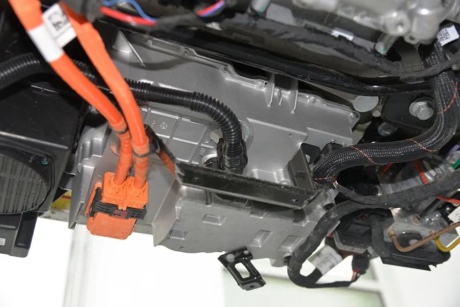 小米SU7 Ultra拆车：国产顶尖堆料！为什么性能稍逊特斯拉？