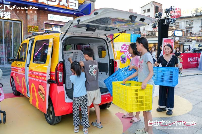 一车解锁多重身份 五菱之光EV 305km进取型郑州上市