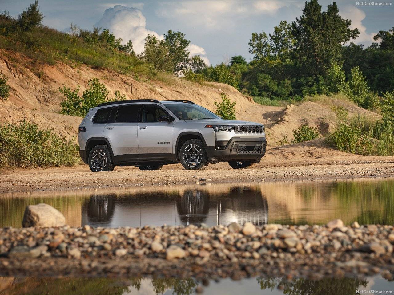全新Jeep切诺基首发，设计回归复古、约26.5万买1.6T混动