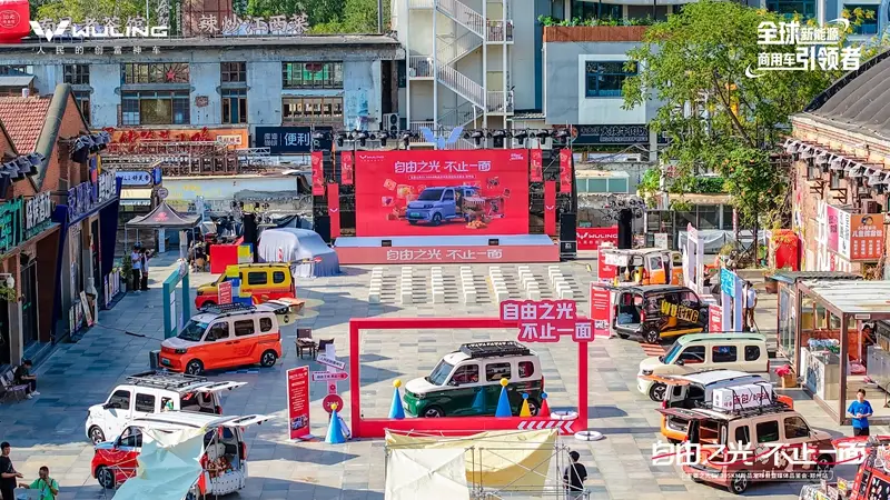解锁百变空间 五菱之光EV 305KM进取型郑州上市